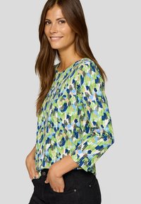 Langärmlige Bluse mit einem bunten abstrakten Muster in Grün, Blau und Creme. Hergestellt aus leichtem Material, mit einem runden Ausschnitt.
