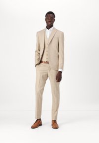 Isaac Dewhirst THE FASHION SUIT  - Kostiumas - beige
