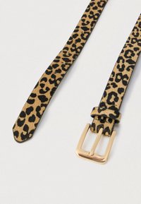 Cintura con stampa leopardata realizzata in tessuto strutturato con fibbia in metallo color oro. Presenta estremità appuntite e un passante per fissare la cinghia.