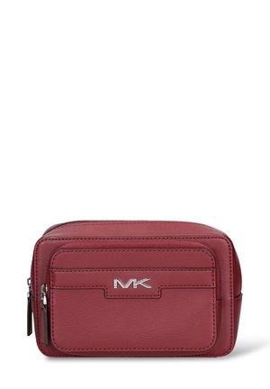 Rode synthetische leren tas met een rechthoekige vorm, zilveren logo, voorzak met rits en een gestructureerd oppervlak. Compact ontwerp om de essentiële spullen mee te nemen.