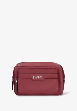 Rode synthetische leren tas met een rechthoekige vorm, zilveren logo, voorzak met rits en een gestructureerd oppervlak. Compact ontwerp om de essentiële spullen mee te nemen.