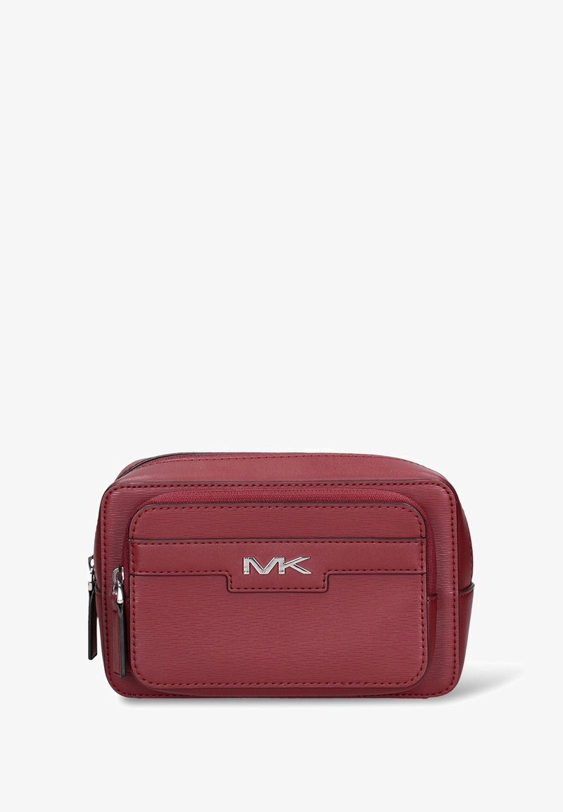 Sac en cuir synthétique rouge de forme rectangulaire, avec un logo argenté, une poche zippée à l'avant et une surface texturée. Design compact pour transporter l'essentiel.