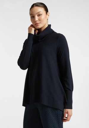 Ciemnoniebieski sweter z dzianiny z golfem i długimi rękawami. Posiada luźny krój oraz boczne rozporki u dołu. Gładka faktura.