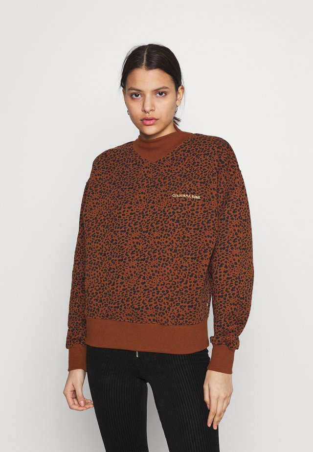 LEOPARD LOOSE FIT HIGH NECK GINGER BREAD - Sweater - brown