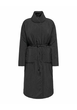 Cappotto lungo imbottito nero con collo alto, cintura anteriore da annodare e due grandi tasche frontali, mostrato su sfondo bianco.