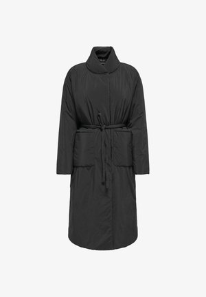 Melnas garas polsterētas virsjaka ar augstu apkakli, priekšējo sasienamu jostu un divām lielām priekšējām kabatām, attēlota uz baltas fona.