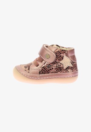 Zapatilla alta para niños en color oro rosado con detalles de malla. Cuenta con un acento de estrella, una correa ajustable y una suela de goma flexible.