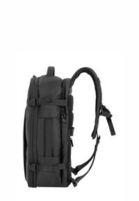 Czarny plecak o strukturalnym designie, trwałym materiale, regulowanych paskach, wielu zamkach błyskawicznych oraz bocznej siatkowej kieszeni.