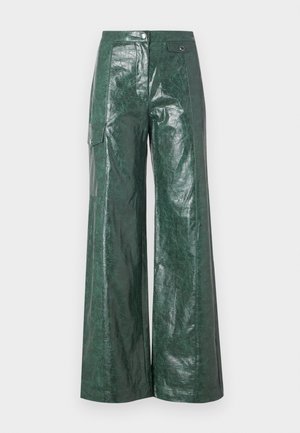 Pantalons larges verts en matériau brillant. Comprend une poche latérale et une fermeture à bouton, avec une finition texturée et une apparence lisse.