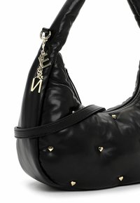 Borsa a tracolla nera in pelle con una forma curva, texture trapuntata, piccoli chiodi a forma di cuore dorati e un accento a catena removibile con lettere.