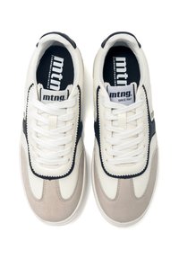 Sneaker bianche e blu navy con una finitura in pelle liscia e suede. Presentano un design con lacci, colletto imbottito e soletta in schiuma etichettata "mtng."