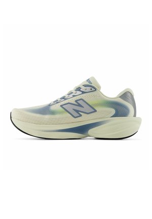 Laufschuh mit dicker Sohle, hellbeigem und blauem Farbverlauf am Obermaterial, Schnürverschluss und großem "N" Logo an der Seite.