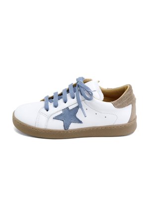 Zapatilla baja blanca con detalle de estrella azul, cordones azules, talón de ante color marrón claro y suela de goma marrón.