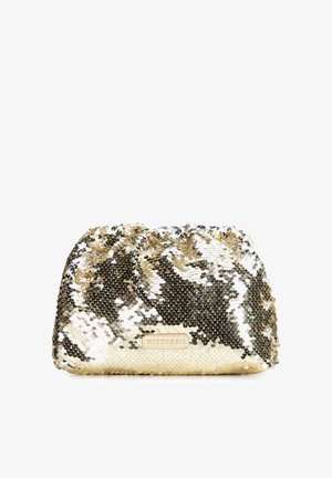 Kleine gouden clutch met pailletten, zachte vorm en een rechthoekig merkembleem aan de voorkant.