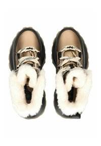 Botas de invierno marrones y negras con forro de piel, punteras redondas, suelas texturizadas y cordones con patrón en blanco y negro. Detalle de puño suave y esponjoso.