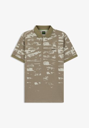 Beige en olijfgroen poloshirt met korte mouwen, abstract pixelpatroon en "BOSS" logo op de linkerborst.