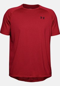 Červené sportovní tričko s krátkým rukávem, kulatým výstřihem a malým černým logem Under Armour na hrudi.