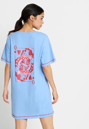 Helles Blaut kurze Ärmel Kleid aus Baumwolle, mit einem großen roten Spielkartenmotiv mit einer Königin auf der Rückseite und kontrastierenden Nahtdetails.