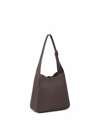 Borsa a spalla in pelle marrone con una superficie liscia e texture, forma allungata e una singola tracolla, dotata di una chiusura superiore con linguetta.