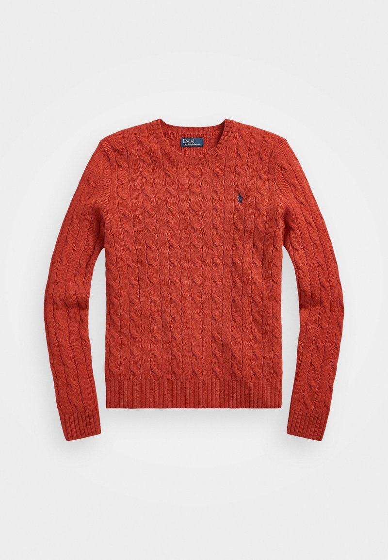 Pull à col rond en maille torsadée orange rouille à manches longues avec poignets et bas en côtes, comportant un petit logo brodé sur la poitrine gauche.