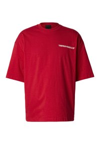 Rød kortermet t-skjorte i bomull med løs passform, med teksten "THEPROVOKECLUB" trykt i hvitt på fronten.