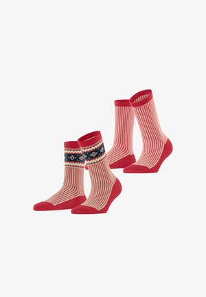 Trois paires de chaussettes rouges avec divers motifs. Une paire a une bande tricotée avec des accents bleus et blancs ; les autres paires présentent des motifs rayés.