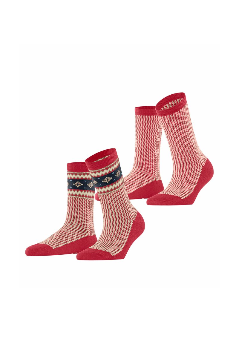 Drei Paar rote Socken mit verschiedenen Mustern. Ein Paar hat ein gestricktes Band mit blauen und weißen Akzenten; die anderen Paare zeigen gestreifte Designs.