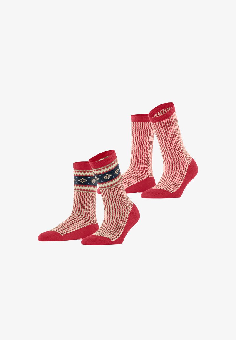 Drei Paar rote Socken mit verschiedenen Mustern. Ein Paar hat ein gestricktes Band mit blauen und weißen Akzenten; die anderen Paare zeigen gestreifte Designs.