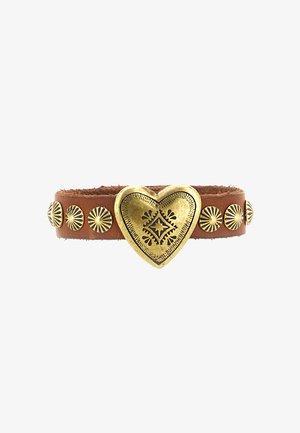 Bracciale in pelle marrone con un grande centro cuoricino in tono oro, caratterizzato da incisioni decorative e borchie metalliche lungo il cinturino.