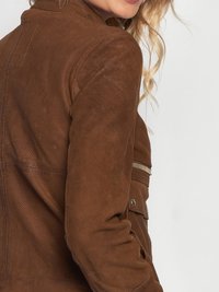 Bruine perforated suede jack met een gestructureerd ontwerp, ritszak en drukknopdetails. Moeiteloos passend met een textuurfinish.