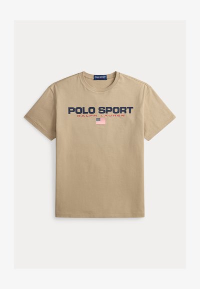 Beiges Baumwoll-T-Shirt mit kurzen Ärmeln, versehen mit dem Schriftzug "POLO SPORT" und "RALPH LAUREN" in Marineblau und Rot sowie einem kleinen Akzent in Form der amerikanischen Flagge.