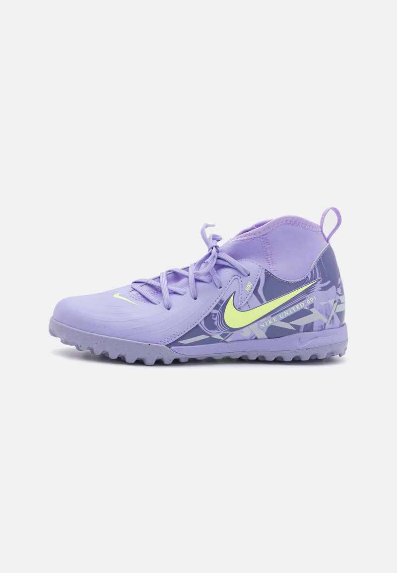 Botas de fútbol con cordones en morado claro, con una parte superior texturizada, que presentan un atrevido logo de Nike Swoosh en amarillo neón y un diseño lateral estampado.