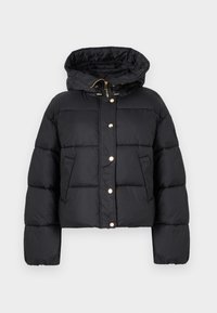 Zwarte cropped pufferjas met capuchon, voorzien van een geplooid ontwerp, goudkleurige hardware en drukknoopsluitingen aan de voorkant en op de zakken.