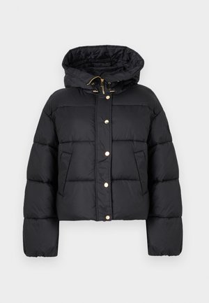 Zwarte cropped pufferjas met capuchon, voorzien van een geplooid ontwerp, goudkleurige hardware en drukknoopsluitingen aan de voorkant en op de zakken.