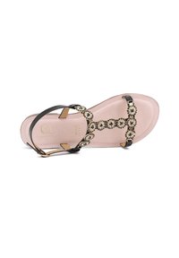 Sandal in pelle nera con design a T, caratterizzato da un abbellimento floreale decorativo con accenti dorati e una soletta rosa tenue.