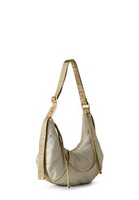 Weich strukturierte olivgrüne Tasche in Halbmondform, mit einem Reißverschluss in Goldfarbe und einem breiten, gebrandeten Trageriemen für eine verstellbare Tragweise.