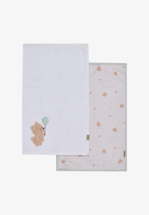 Zwei Babyhandtücher, eines weiß mit einem Teddybär, der einen grünen Ballon hält, das andere hellgrau mit kleinen braunen Flecken und grünem Rand.