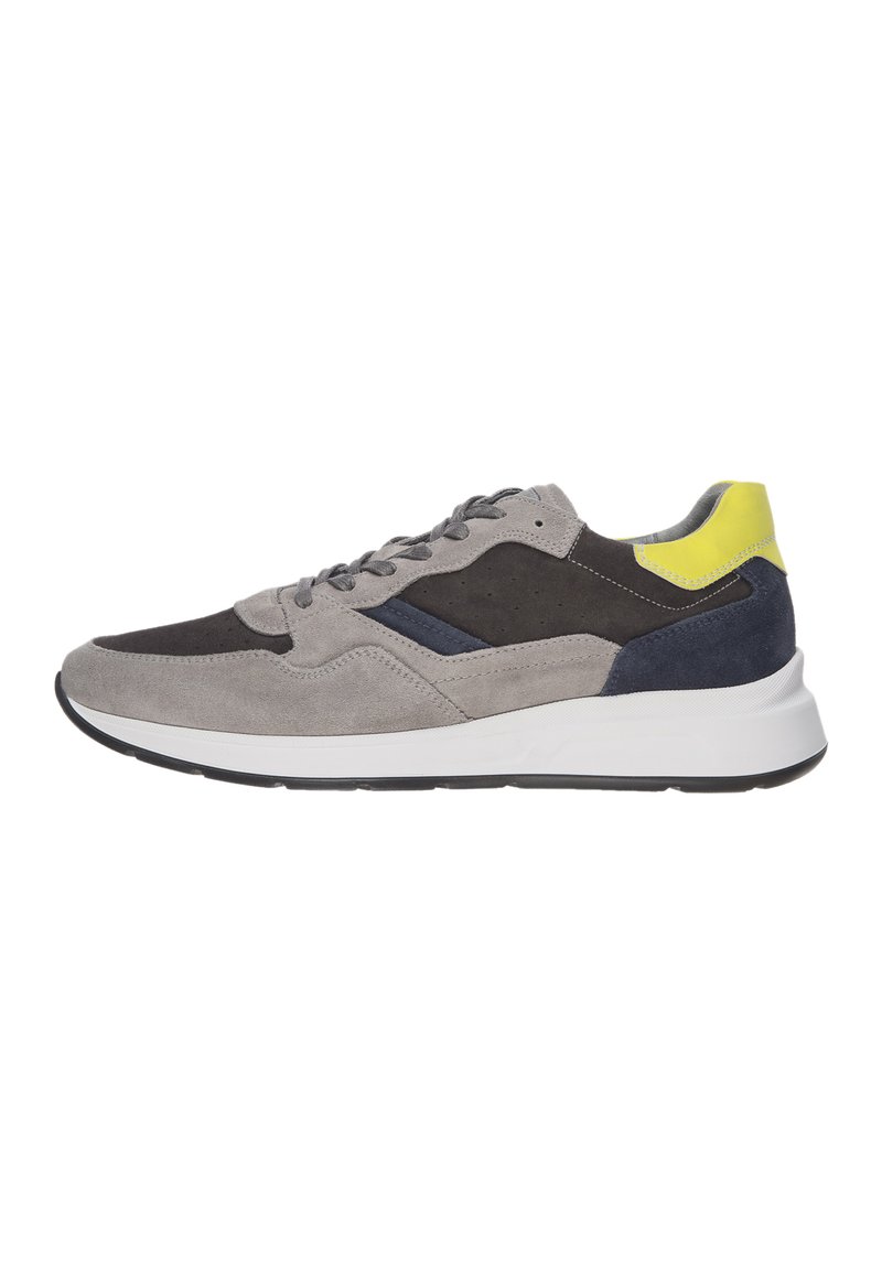 Sneaker in suede grigio con accenti scuri, una suola intermedia bianca e un tassello giallo sul tallone. Presenta sovrapposizioni testurizzate e un design con lacci.