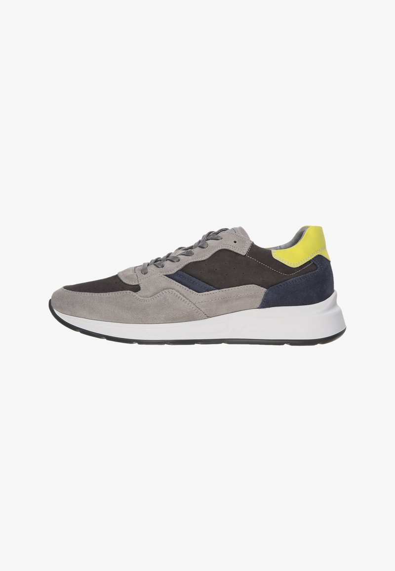 Sneaker in suede grigio con accenti scuri, una suola intermedia bianca e un tassello giallo sul tallone. Presenta sovrapposizioni testurizzate e un design con lacci.