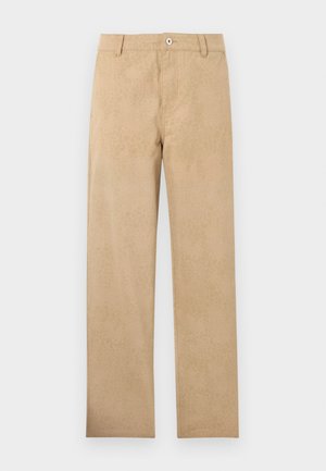 Bézs egyenes szárú nadrág finom texturált mintázattal, gombos záródással, övbújtatókkal és elülső zsebekkel, fehér háttéren lapra fektetve.