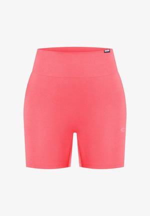 Wysokowalne sportowe szorty w jaskrawym koralowym kolorze, wykonane z elastycznego materiału, o gładkiej fakturze i haftowanym logo na dolnej stronie.