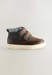 Brązowe i szare wysokie buty wykonane ze skóry i filcu, z dwoma rzepami i kremową gumową podeszwą. Górna część z miękkiego materiału.