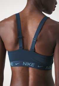 Nike Performance INDY BRA - Vidutiniškai krūtinę prilaikanti sportinė liemenėlė - armory navy