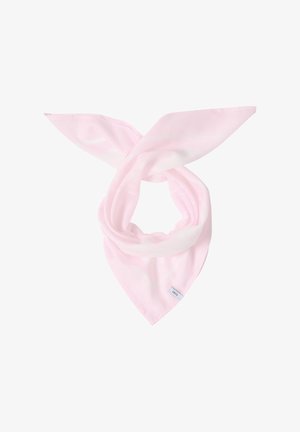 Lyserød bomuldstørklæde foldet i en løs knude med spidse ender og en lille hvid mærkefane i et hjørne.