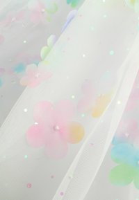 Õhuke valge kangas pastellroosade, siniste ja roheliste lillemustritega, millel on holograafilised litrid, mis lisavad tekstuuri ja detaili.