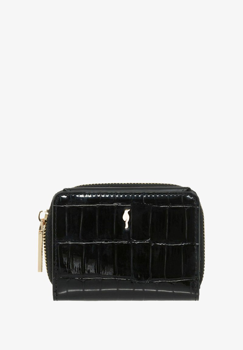 Czarny portfel z wytłoczonym wzorem krokodyla, z zamknięciem na zamek błyskawiczny, złotymi akcentami zamka oraz małym logo z przodu.