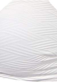 Tejido blanco con un patrón diagonal texturizado, que presenta un material suave y elástico que ofrece una apariencia blanda y una sensación táctil.