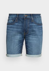 Modré džínové šortky s ohrnutými manžetami, předním knoflíkem, zipem a pěti kapsami, vystavené na jednoduchém bílém pozadí.