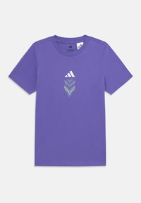 Lilla bomulls t-skjorte med korte ermer, med et sentralt grafisk motiv av grønne og blå vinklede striper og tre hvite striper med logo på toppen.