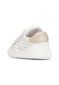 Sneaker bianco con motivo a stelle, tomaia in pelle liscia, accentuazione del tallone beige, suola in gomma e cuciture toner. Presenta il logo sul retro.